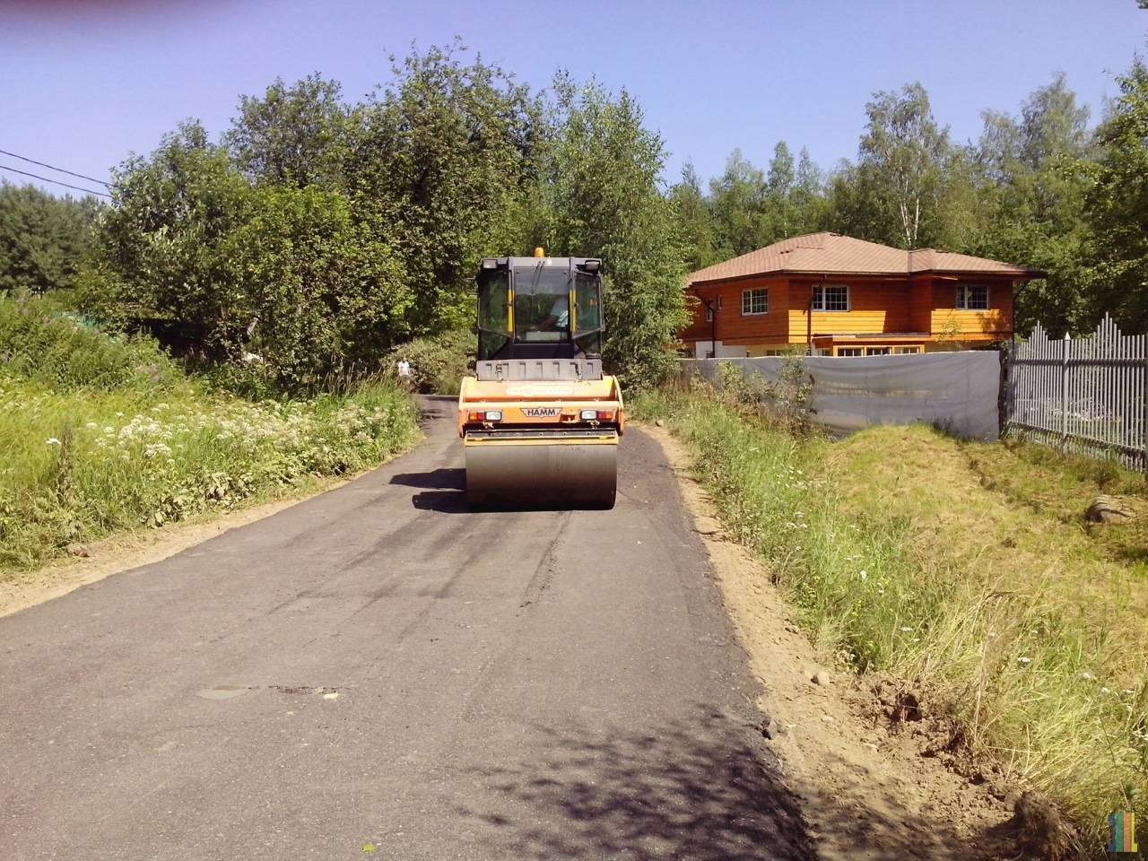 Трахаются в дороге от дома до деревни