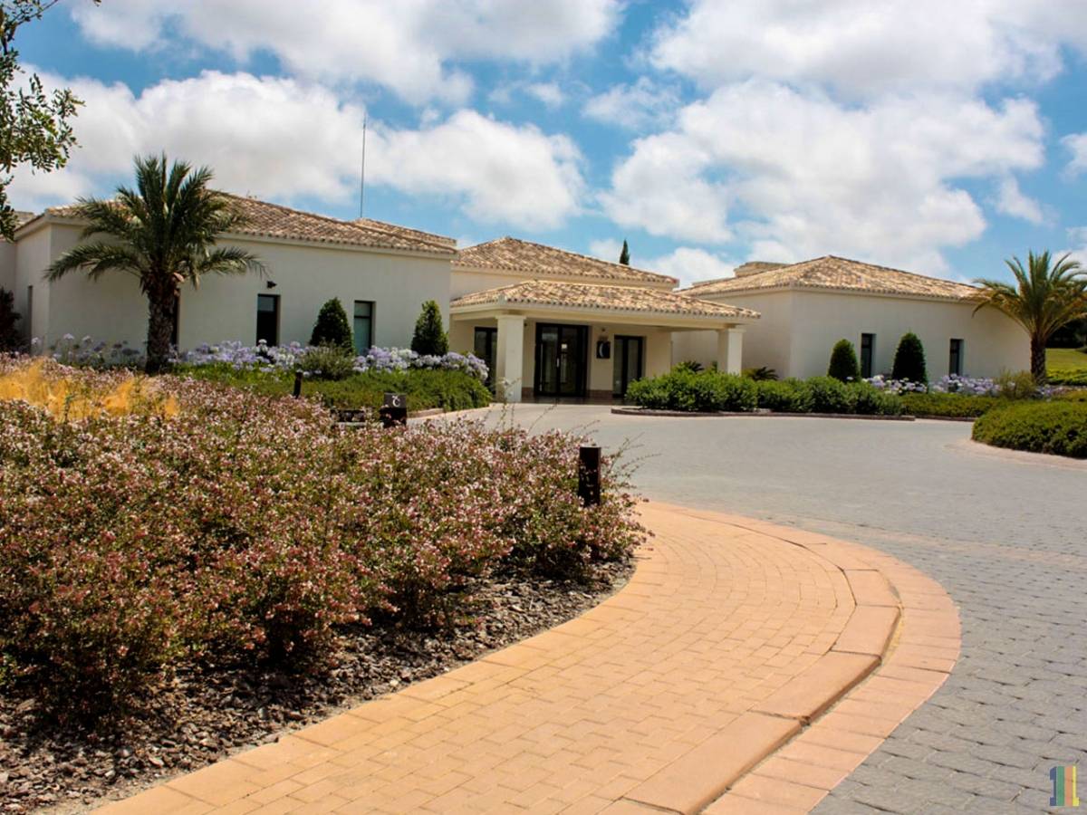   "1-  "    Las Colinas.